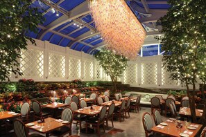 6 restaurants servant le déjeuner, le dîner et le souper