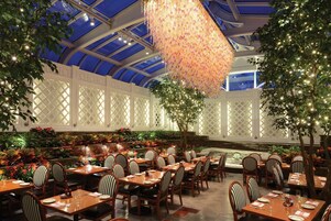 6 间餐厅，供应早餐、午餐和晚餐