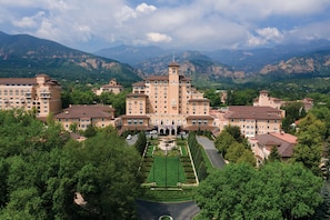 Exterior - The Broadmoor (Colorado Springs)