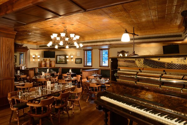 6 restaurants, breakfast, lunch, dinner served; Modern European cuisine 
