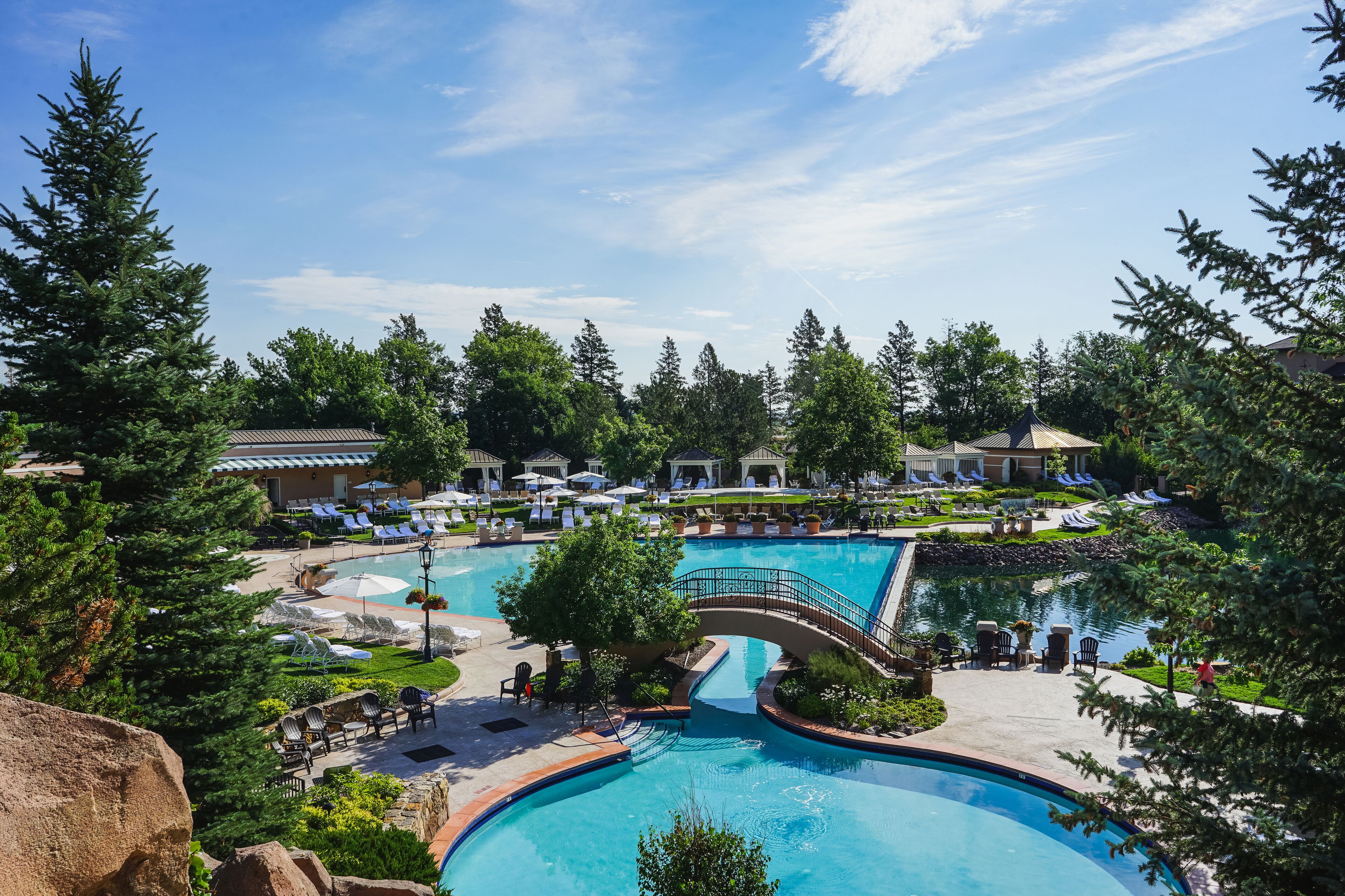 2 室内游泳池，季节性开放的室外游泳池，收费帐篷屋