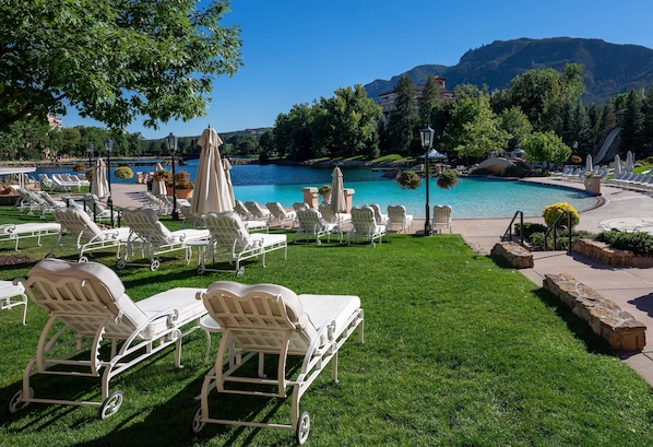 2 piscines intérieures, piscine extérieure en saison