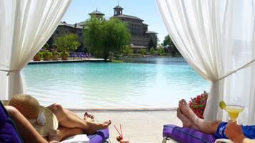 2 binnenzwembaden, een seizoensgebonden buitenzwembad