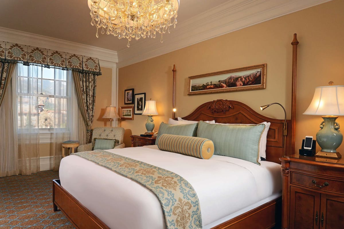 Premium bedding, pillowtop beds, minibar, in-room safe