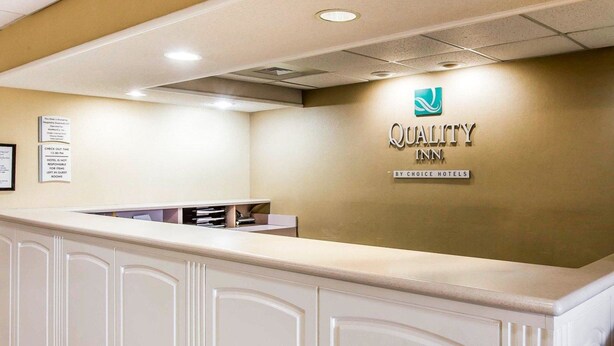 Ein Empfangstresen mit dem Logo von Quality Inn by Choice Hotels.