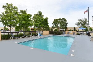 Una piscina al aire libre de temporada