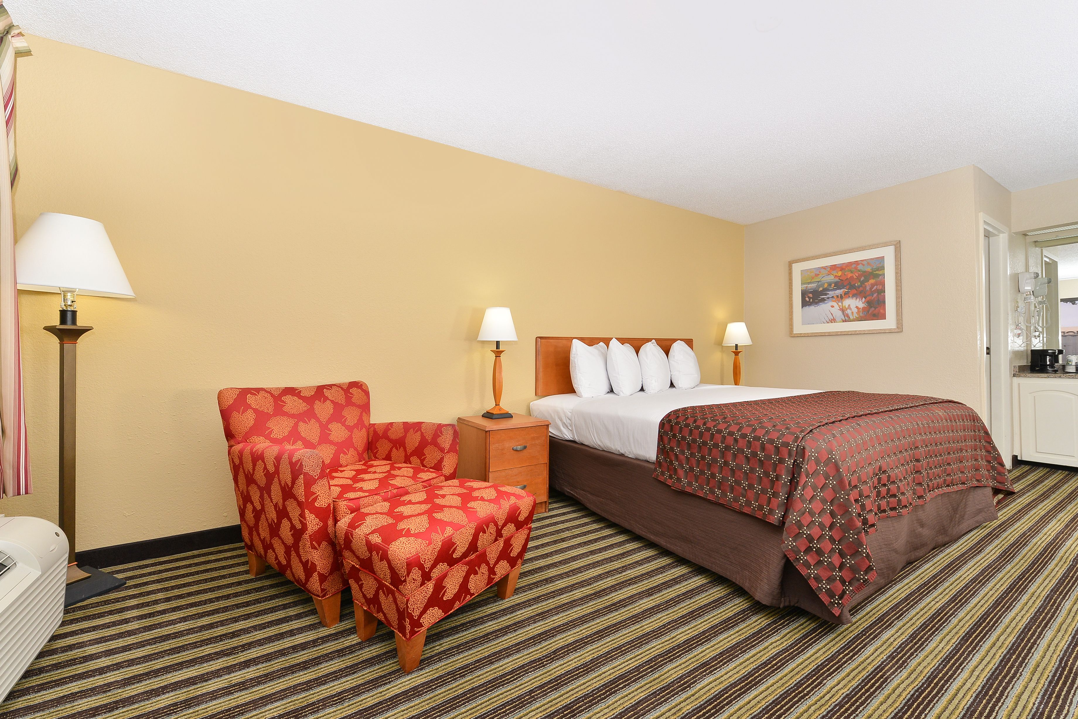 客房, 1 张大床, 冰箱和微波炉 | 办公桌、笔记本电脑工作区、熨斗/熨衣板、免费 WiFi