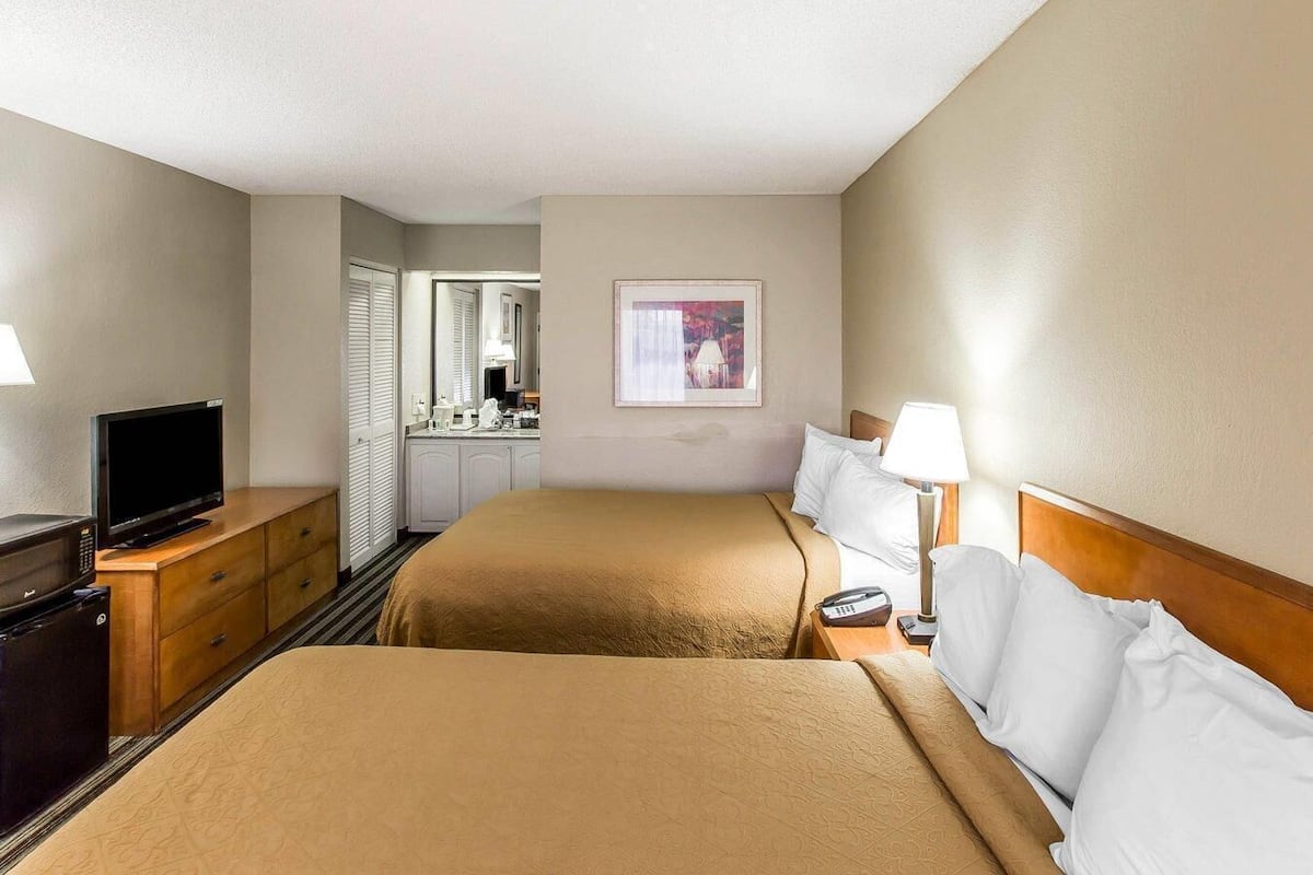 Desk, laptop workspace, iron/ironing board, free WiFi