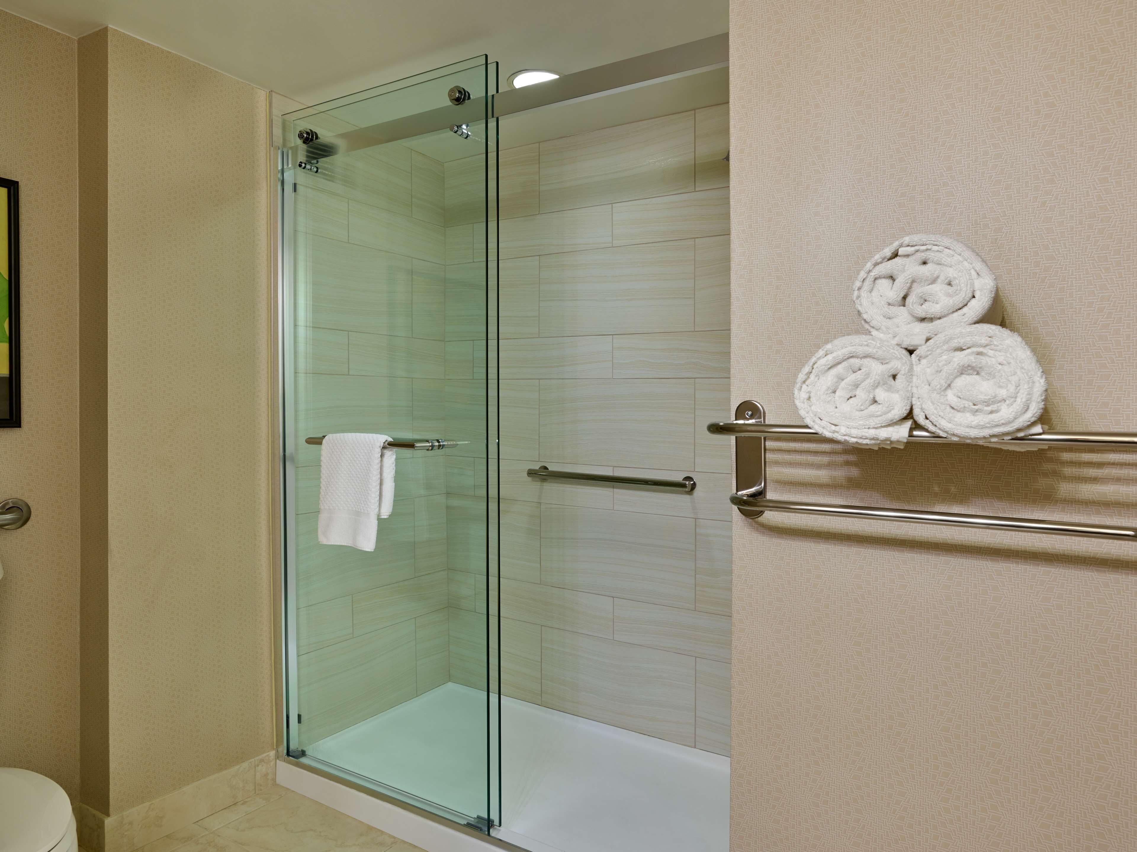 Salle de bain | Ensemble baignoire-douche, articles de toilette (gratuits)