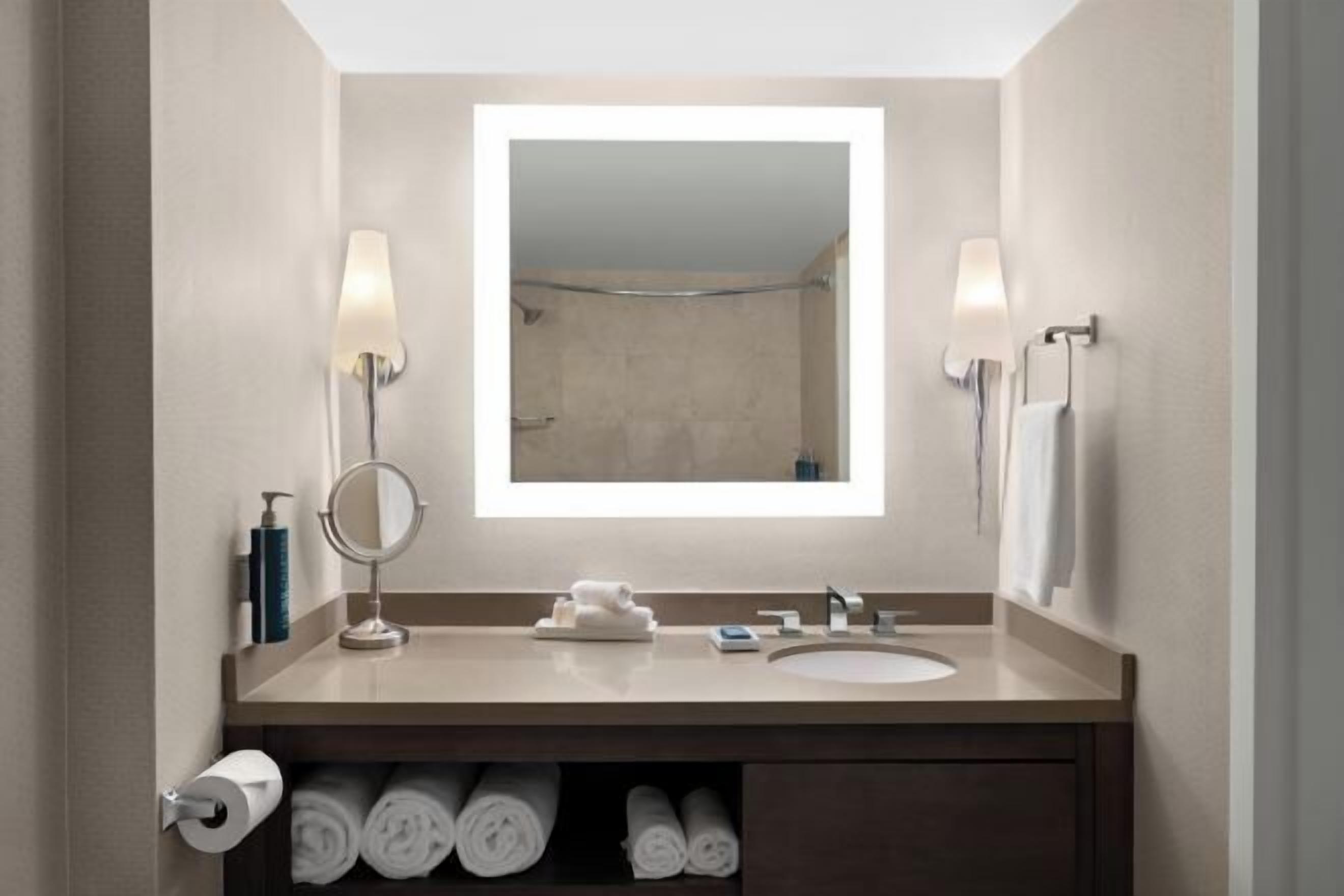 Combined shower/tub, free toiletries, hair dryer, towels