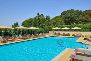 Outdoor pool, sun loungers