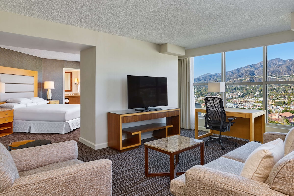 suite, 1 king bed, executive level (1 bedroom) | living area | 32-inch tv with cable channels, pay films