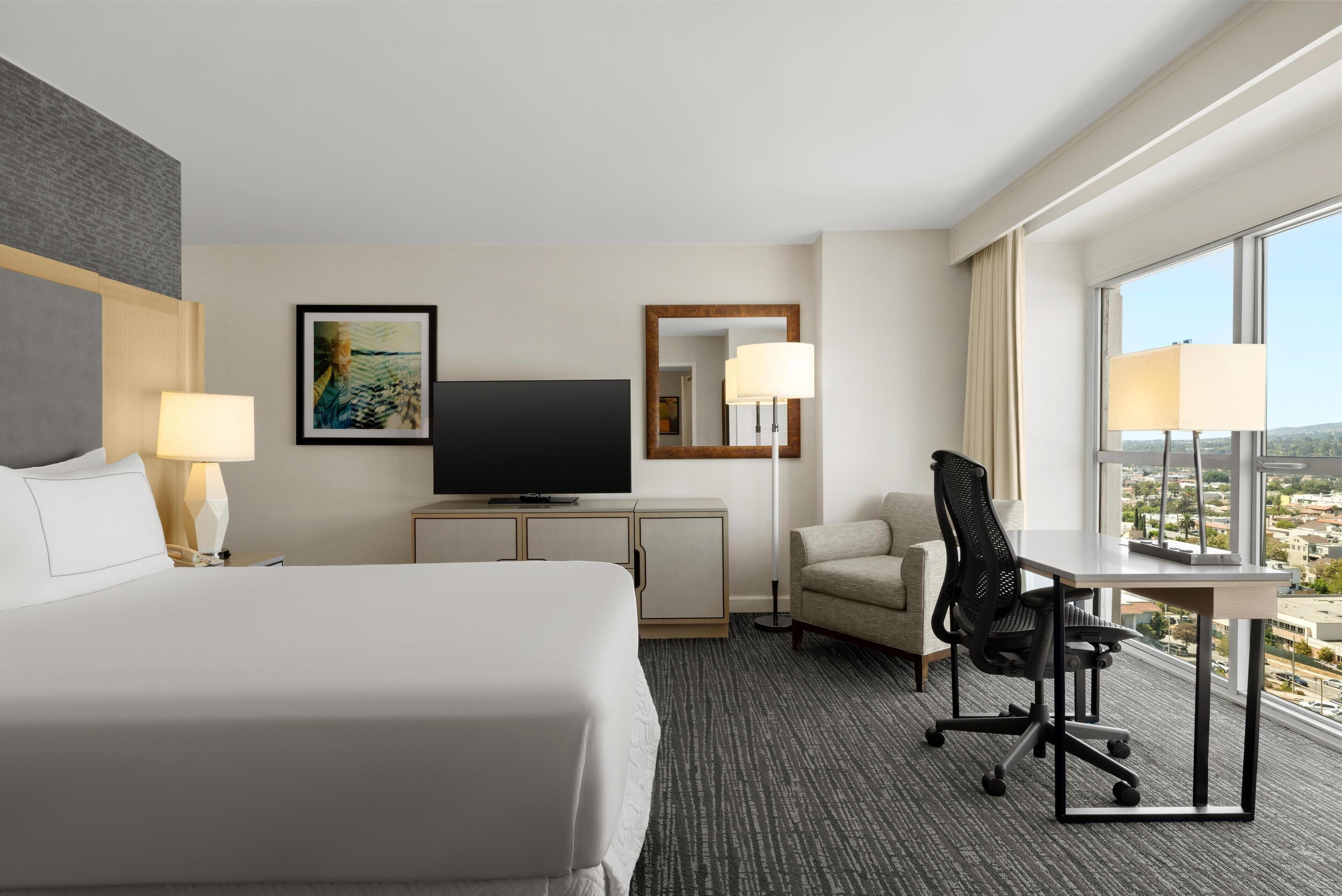 Standard Room, 1 Queen Bed | Premium bedding, down comforters, pillowtop beds, in-room safe