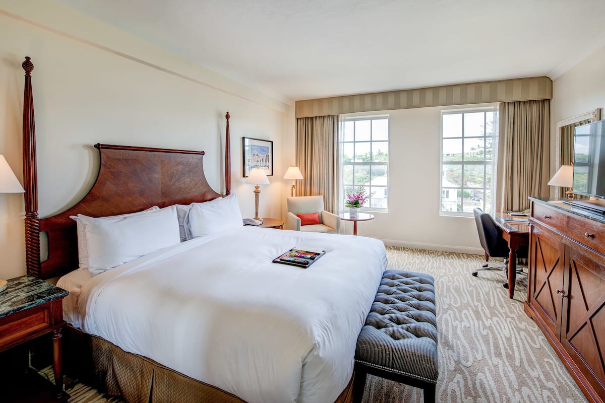 Junior Suite, 1 King Bed | Premium bedding, in-room safe, desk, iron/ironing board