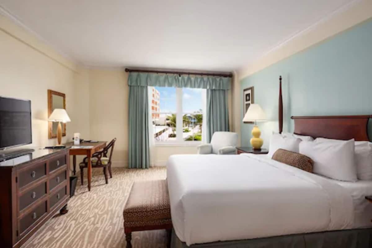 Zimmer, 1 King-Bett, Stadtblick (Fairmont) | Hochwertige Bettwaren, Zimmersafe, Schreibtisch, Bügeleisen/Bügelbrett
