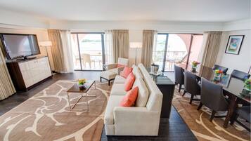 Penthouse, 1 King Bed, Balcony, Harbor View | Premium bedding, in-room safe, desk, iron/ironing board