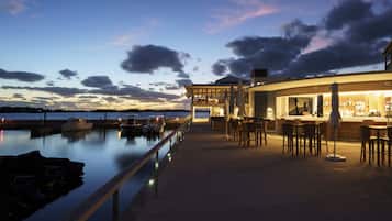 5 bares o lounges, bar junto a la alberca