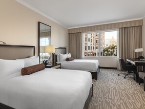 Fairmont, Habitación, 2 camas dobles, vistas a la ciudad | Ropa de cama de alta calidad, caja fuerte, escritorio