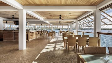 5 restaurants; breakfast, lunch, dinner, and brunch served