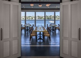 5 restaurantes; se sirve desayuno, almuerzo y cena; cocina americana