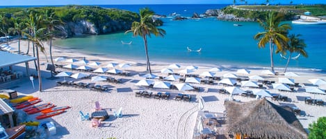 Privat strand i närheten och vit sandstrand