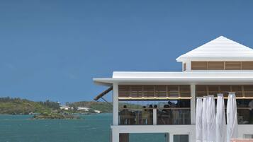 5 restaurants, breakfast, lunch, dinner served; American cuisine