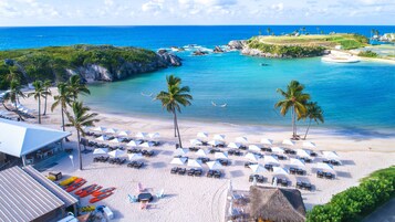 Playa privada en los alrededores, arena blanca