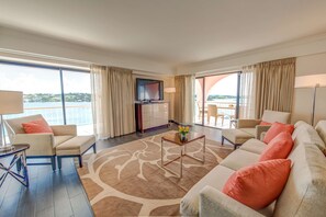 Penthouse, 1 cama King size, balcón, vista al puerto | Ropa de cama de alta calidad y caja de seguridad en la habitación 