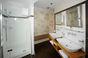 Shower, hair dryer, towels - HELIOPARK Bad Hotel zum Hirsch (Baden-Baden)