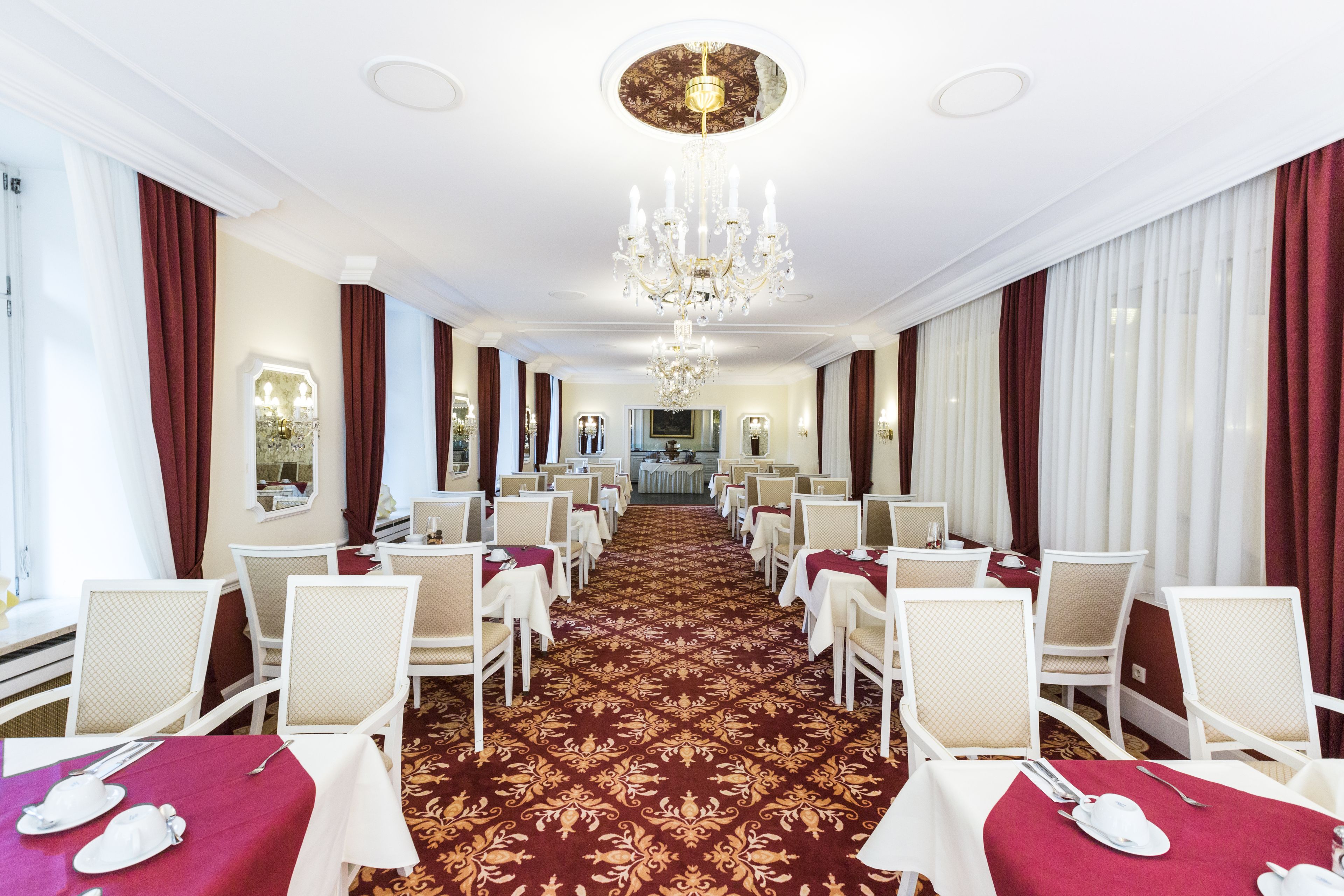 Desayuno buffet todos los días (EUR 14 por persona) 