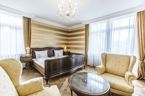 Junior-Suite | Allergikerbettwaren, Minibar, Zimmersafe, individuell dekoriert