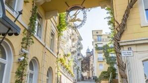 Eine Kopfsteinpflasterstraße führt zu einem Gebäude mit der Aufschrift 'Bad Hotel zum Hirsch'.
