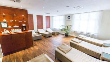 Un sauna, una bañera de hidromasaje, baño turco, tratamientos corporales