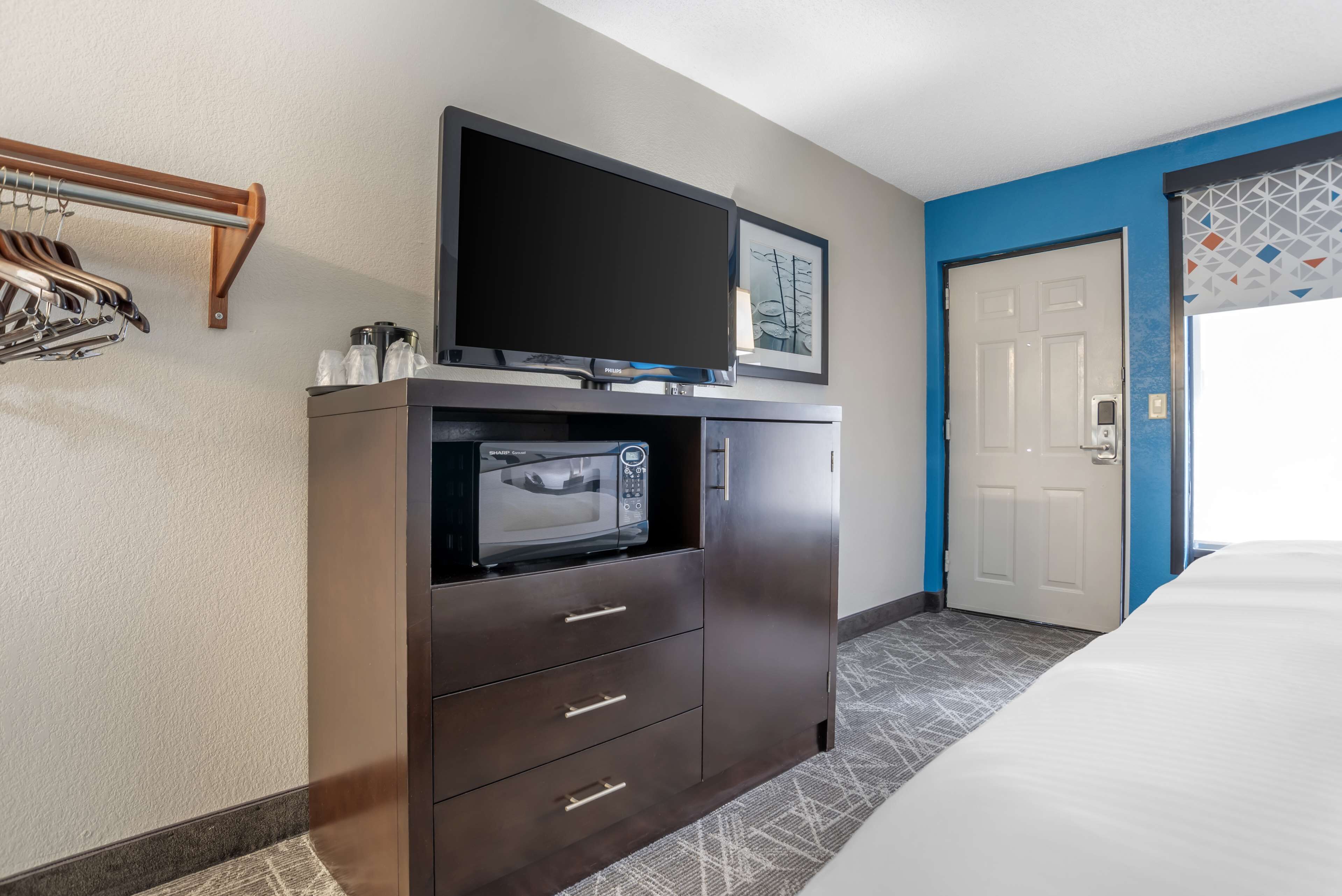 standard room, 1 king bed, accessible, refrigerator & microwave | pillow-top beds, desk, laptop workspace, iron/ironing board