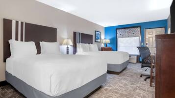 Quarto standard, 2 camas Queen, para não fumantes, geladeira e micro-ondas | Camas com colchões pillow-top, escrivaninha