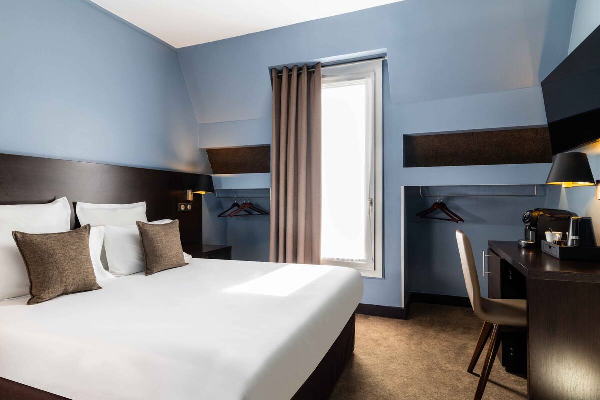 Comfort Double Room | In-room safe, desk, soundproofing, iron/ironing board