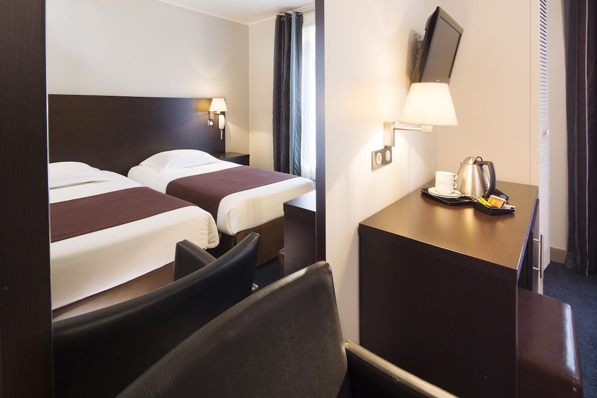 1 habitación, caja de seguridad en la habitación y escritorio