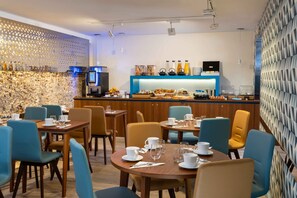 Tägliches Frühstücksbuffet (16 EUR pro Person)