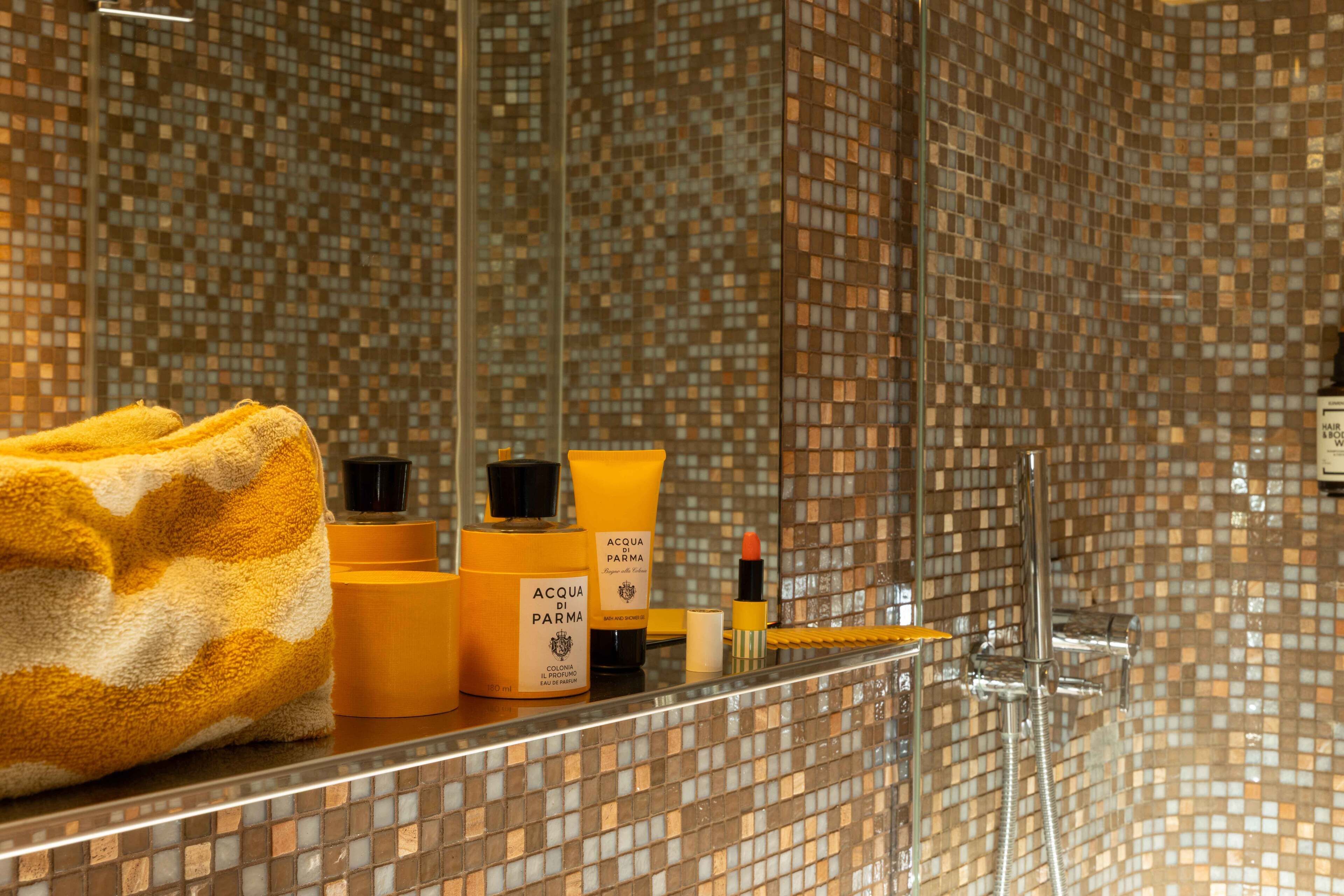 Habitación doble | Baño | Ducha, artículos de higiene personal gratuitos y secador de pelo