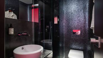 Superior Twin Room | Bathroom | Shower, free toiletries, hair dryer, towels