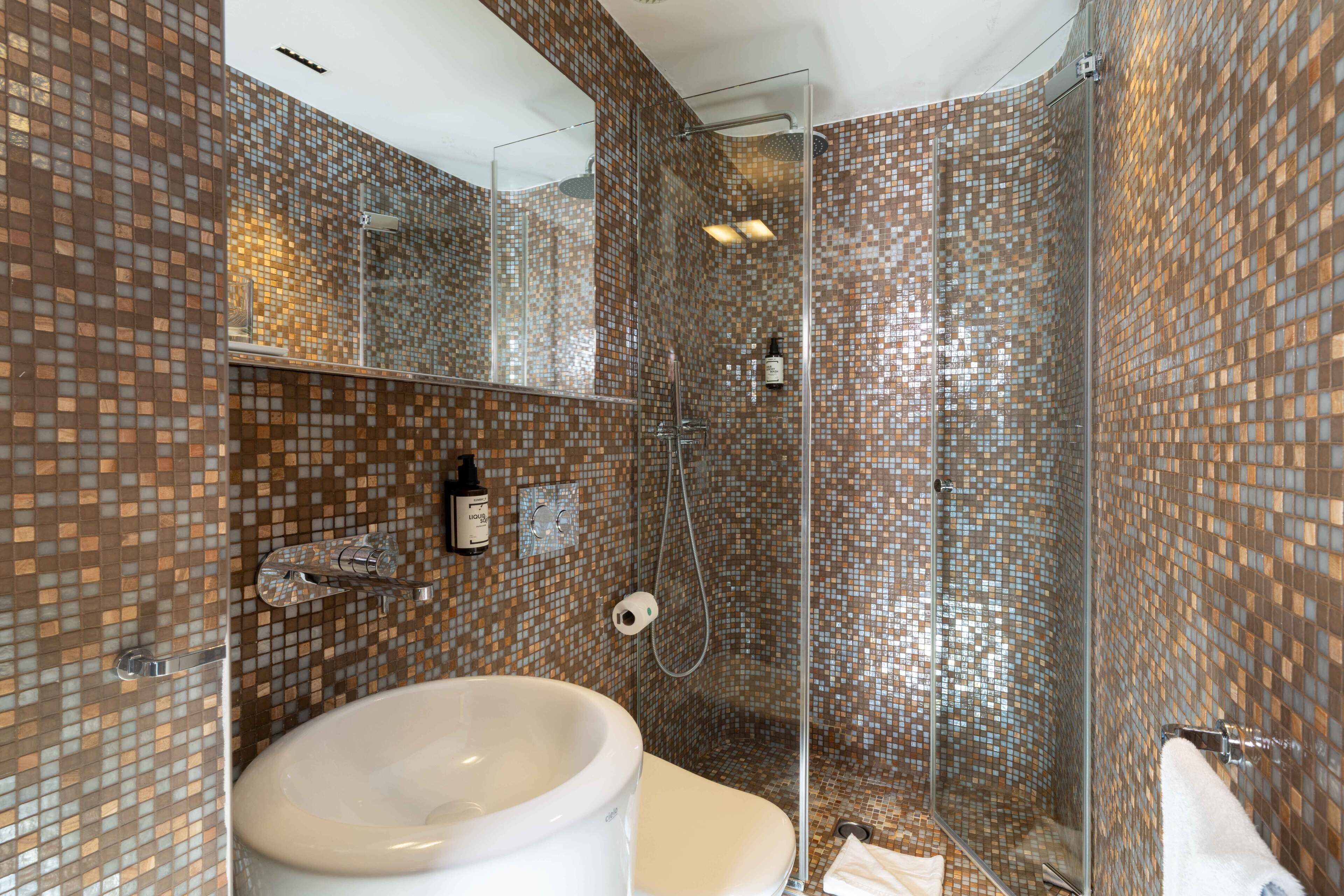 double room | bathroom | shower, free toiletries, hair dryer, towels