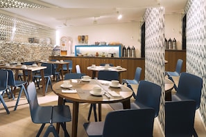 Café da manhã com buffet todos os dias (EUR 15 por pessoa) 