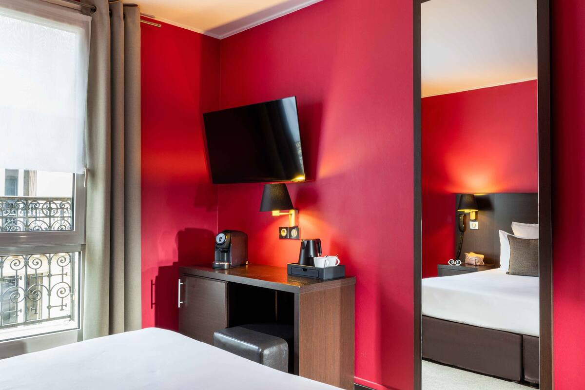 Superior Twin Room | In-room safe, desk, soundproofing, iron/ironing board