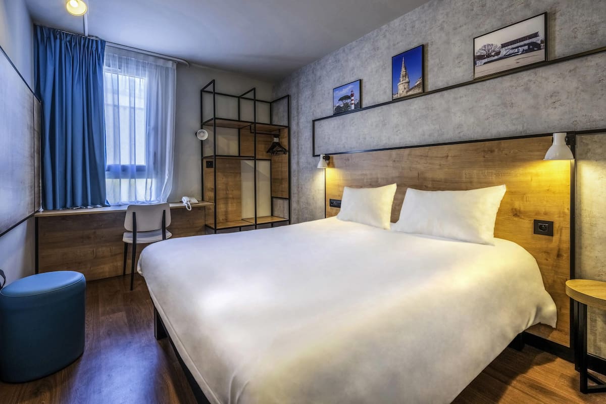 Standard Double Room, 1 Double Bed | Desk, laptop workspace, blackout drapes, soundproofing