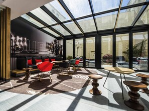 Lobby sitting area - ibis La Rochelle Vieux-Port (La Rochelle)