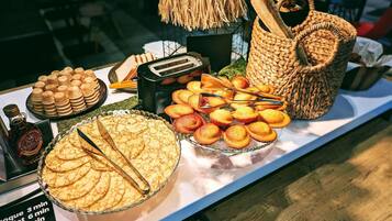 Tägliches Frühstücksbuffet gegen Gebühr