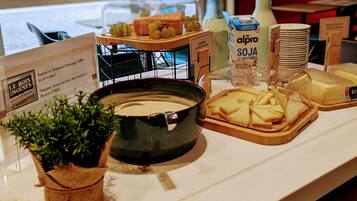 Desayuno buffet diario (EUR 13.50 por persona)