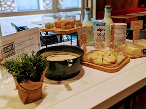 Frokostbuffé hver dag (EUR 13.50 per person)