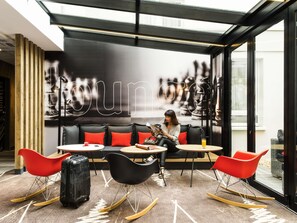 Coin salon dans le hall