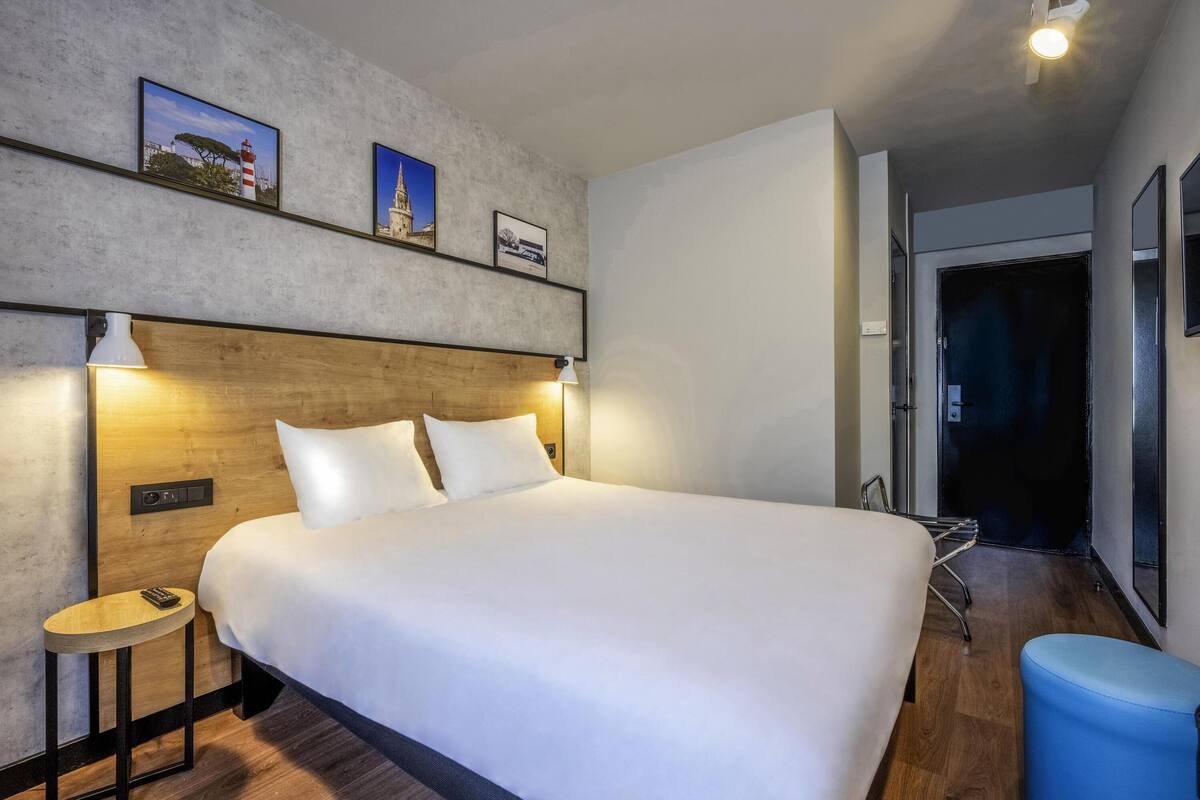 standard double room, 1 double bed | desk, laptop workspace, blackout curtains, soundproofing